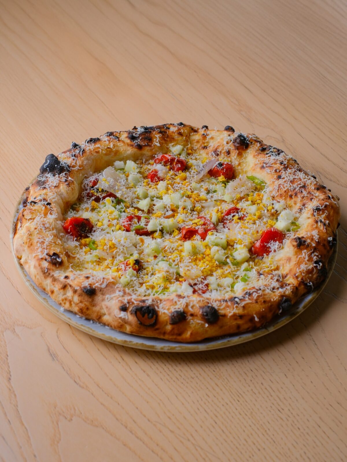 Una pizza dal cornicione alto e alveolato