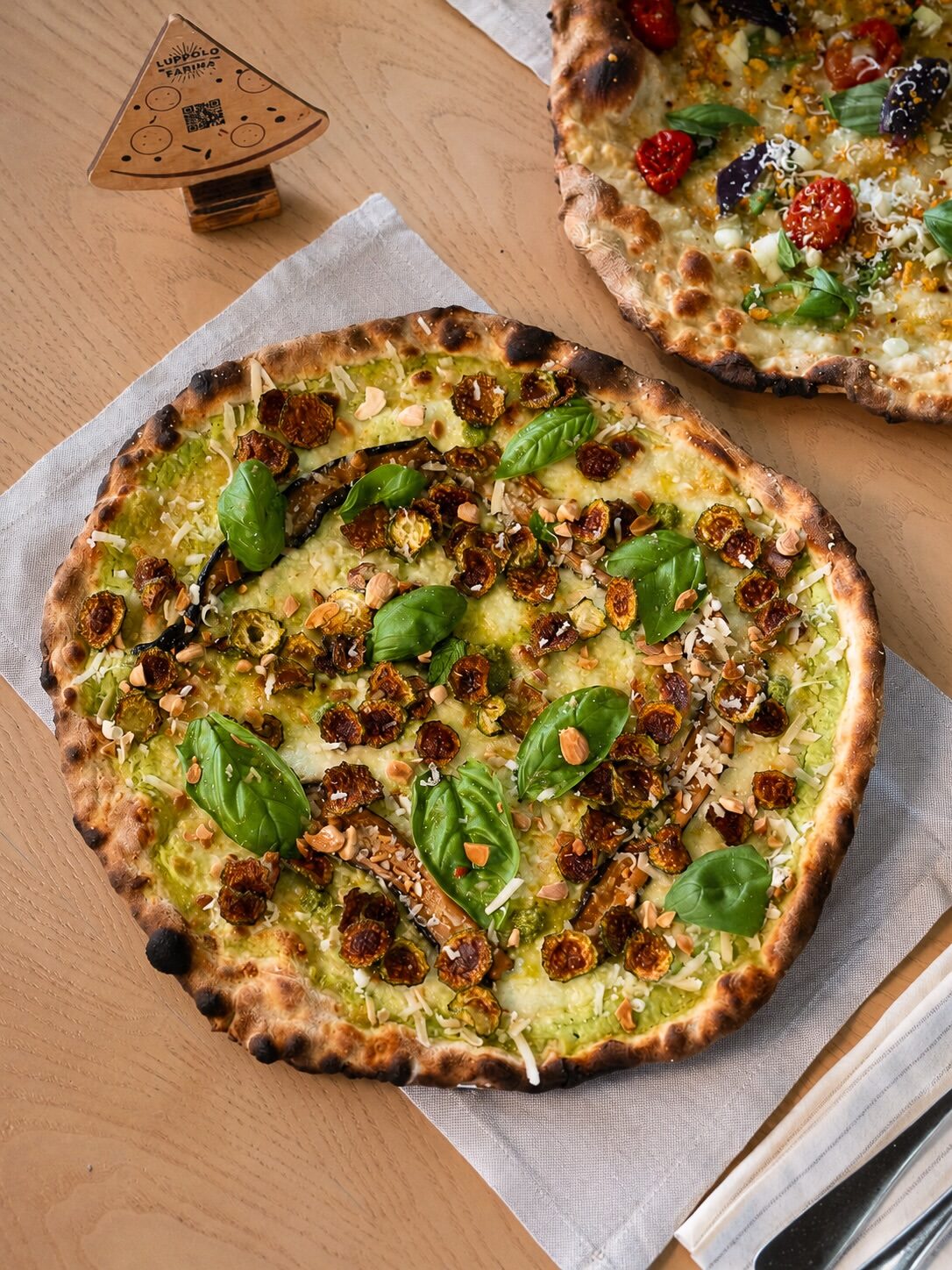 Una pizza sottile e croccante sul tavolo