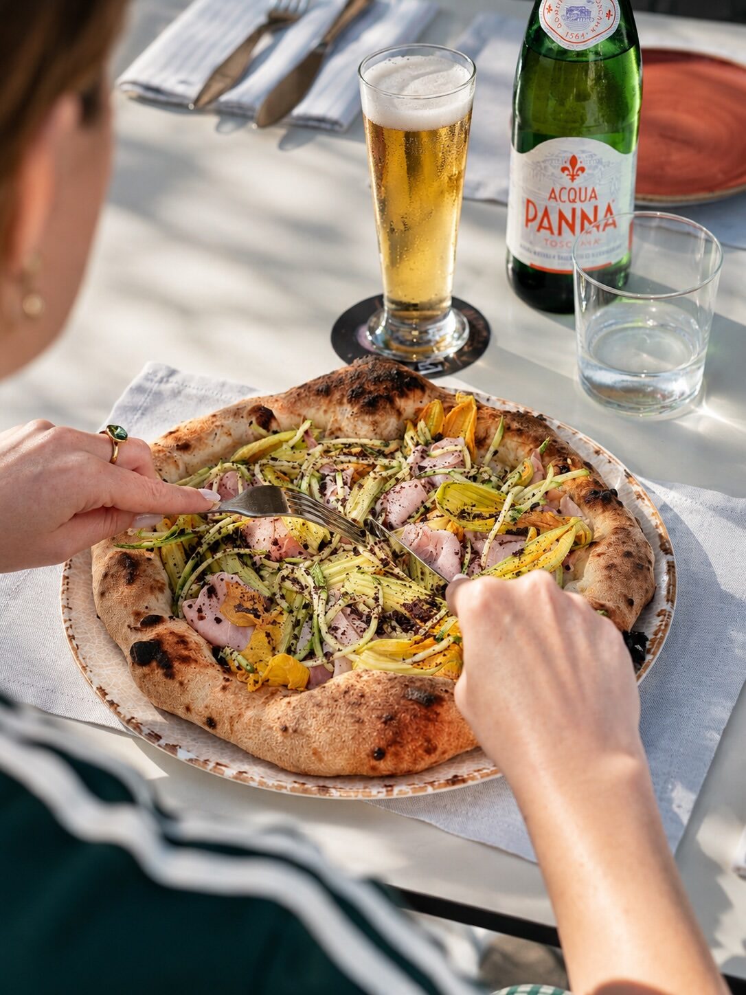 Pizza e birra al tavolo